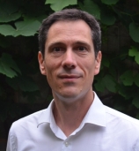 Une image contenant Visage humain, personne, habits, arbre

Description générée automatiquement