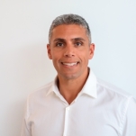 Une image contenant Visage humain, personne, sourire, habits

Description générée automatiquement