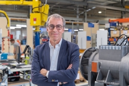 Une image contenant personne, habits, machine, ingénierie

Description générée automatiquement