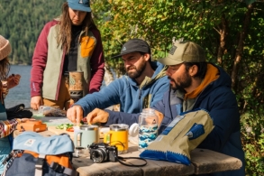 Une image contenant personne, habits, plein air, arbre Le contenu généré par l’IA peut être incorrect. 